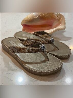 Brighton braided thong in gold silver with silver emblem size 9.5